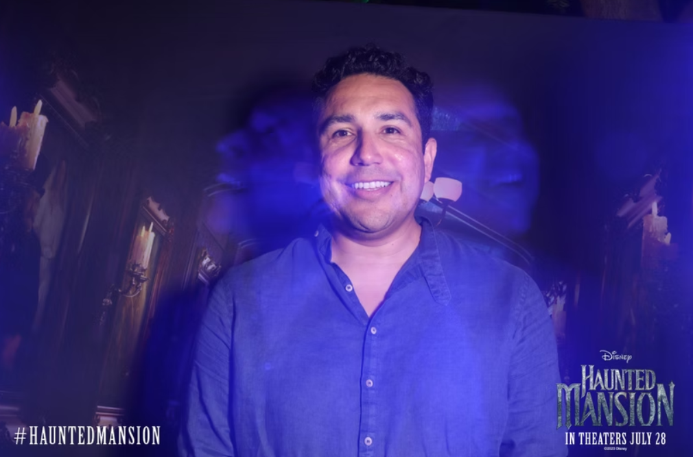 Two ladies smiling and holding up peace signs