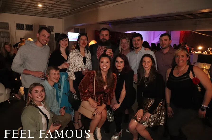 Wireless roaming photo booth with professional lighting